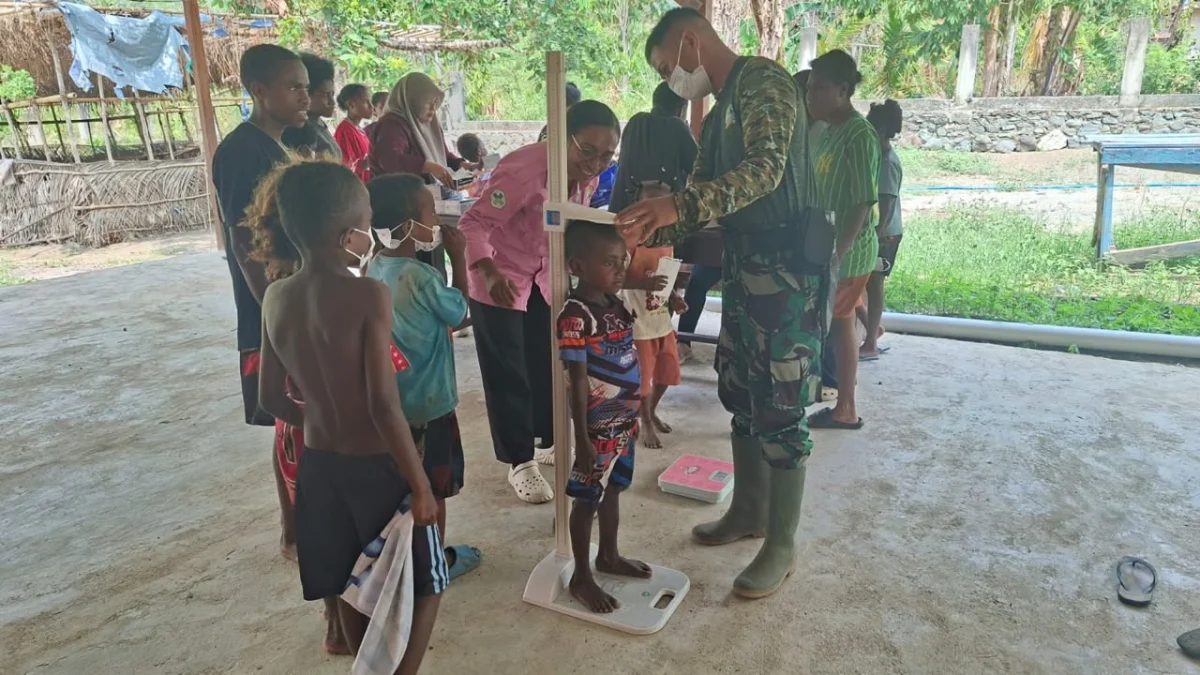 Cegah Stunting, Dinas Kesehatan Mansel Bersama Satgas TMMD ke-130 Kodim 1808/Mansel Lakukan Pengukuran Tinggi dan Berat Badan Anak di Kampung Yamboi