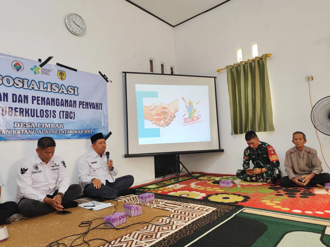 Babinsa dan Tenaga Kesehatan Bersinergi, Warga Desa Limbar Diedukasi Bahaya TBC