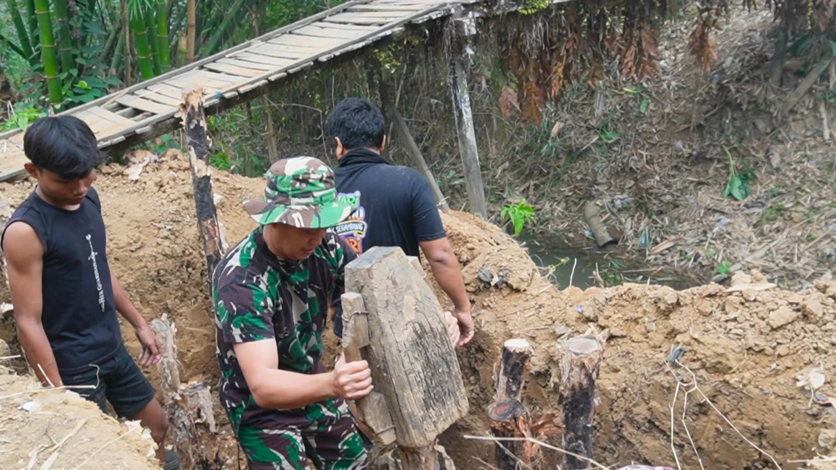 Wujudkan Akses Lebih Baik, TNI dan Warga Bergotong Royong Bangun Jembatan Garuda