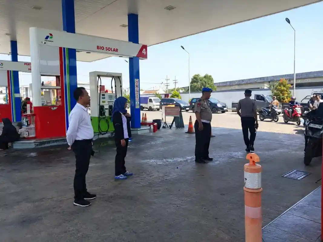 Pastikan Distribusi BBM Lancar, Polres Probolinggo Kota Siagakan Personel di SPBU