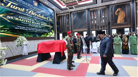 Presiden Prabowo Beri Penghormatan Terakhir kepada Almarhum Subagyo H. S. di Mabesad