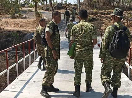 Pastikan Kelayakan Dan Keamananya, Tim Itdam V/Brawijaya Lakukan Pemeriksaan Pembangunan Jembatan Garuda