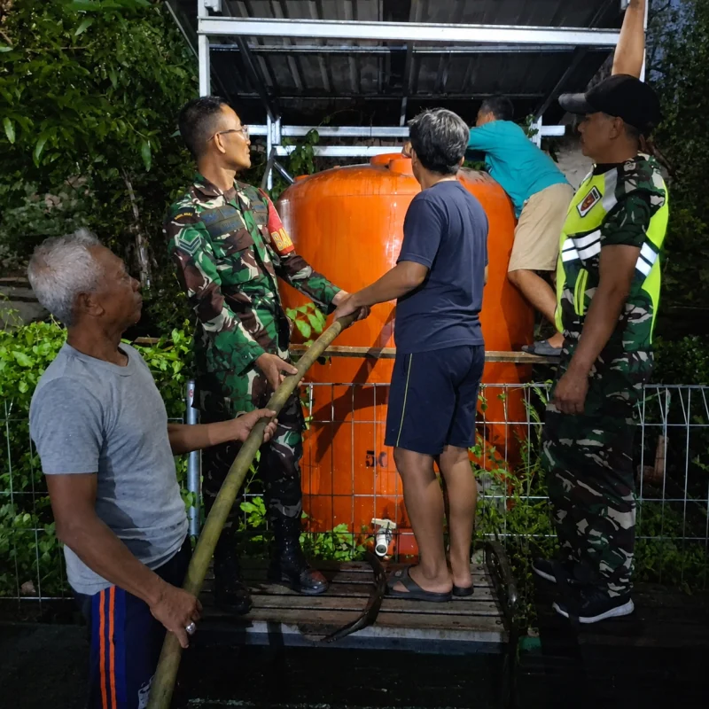 KODIM 0901/SAMARINDA SALURKAN BANTUAN AIR BERSIH UNTUK WARGA RT 25 KELURAHAN JAWA