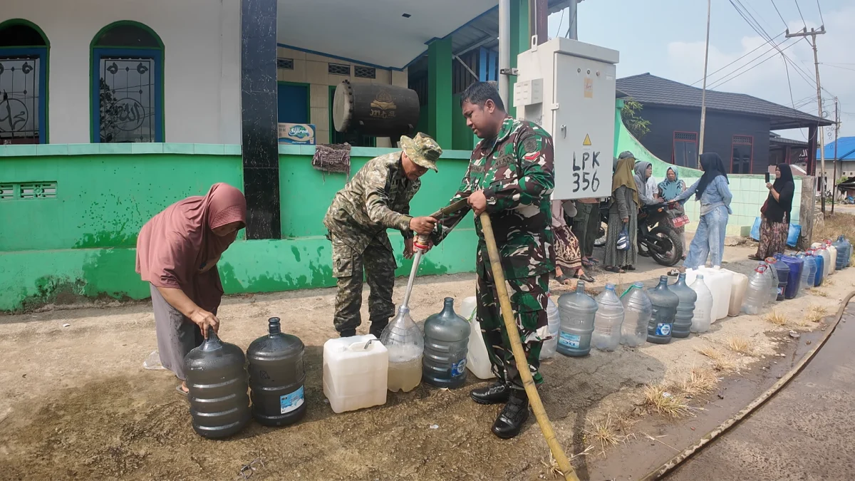 WARGA TERSENYUM, KODIM 0901/SAMARINDA SALURKAN 4.000 LITER AIR BERSIH DI MUANG ILIR   