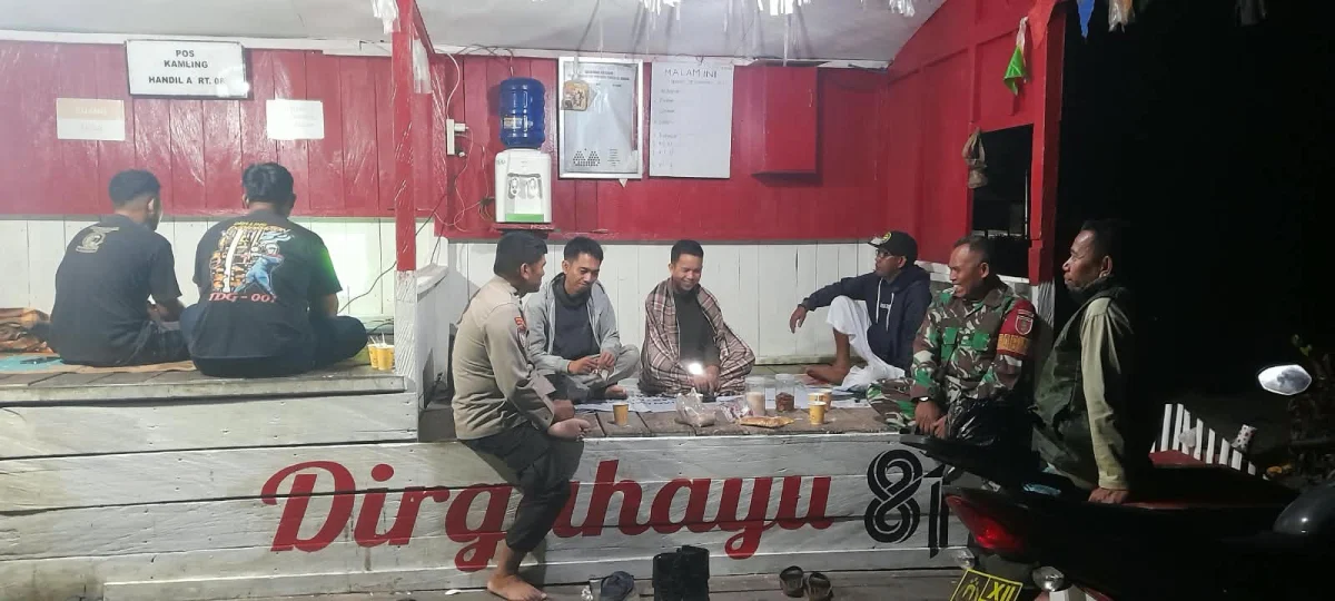 Cegah Gangguan Kamtibmas, Babinsa Koramil 0908-03/Anggana Intensifkan Patroli Siskamling di Desa Handil Terusan