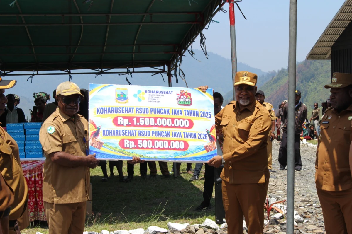Kodim 1714/PJ dan Polri Kawal Wakil Gubernur Papua Tengah Tinjau Pembangunan Sekolah dan Serahkan Bantuan