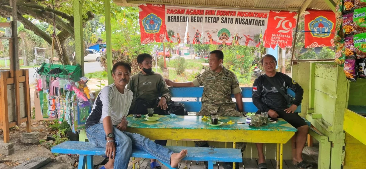 Pererat Silaturahmi dengan Warga, Babinsa Desa Gas Alam Badak 1 Peltu Sunaryo Aktif Laksanakan Komsos