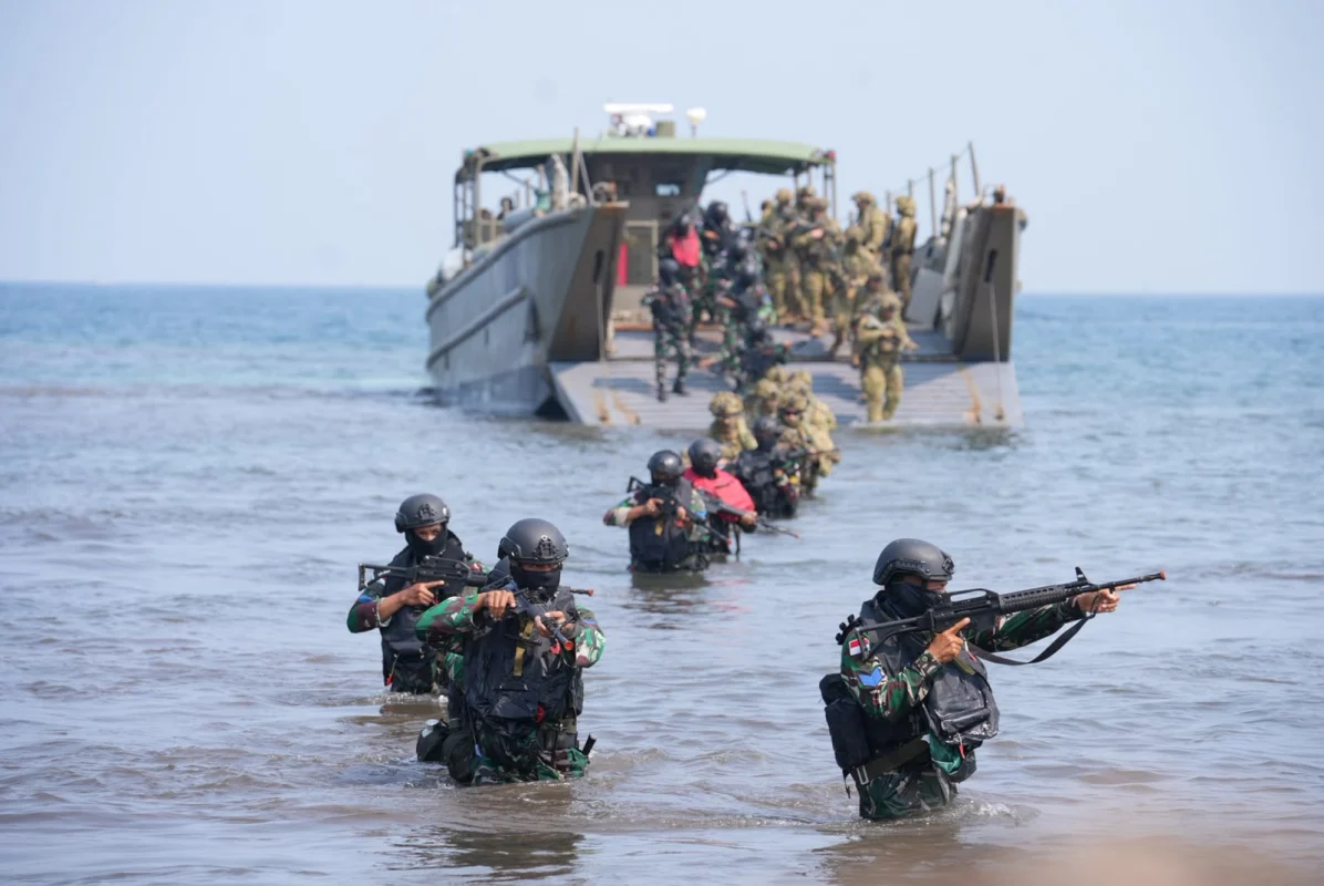 Jelang Demo Pendaratan Amfibi, TNI–ADF Mantapkan Latihan di Pantai Banongan