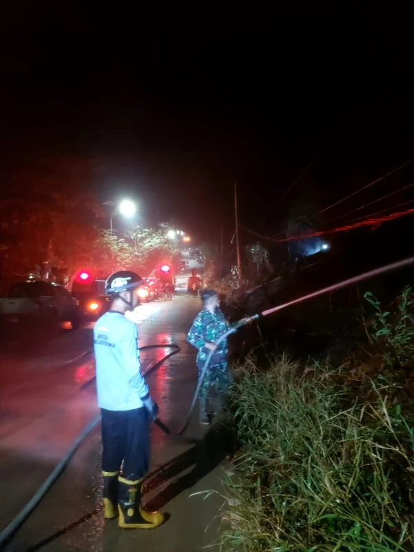 CEGAH API MELUAS, BABINSA BANTUAS BERSAMA PETUGAS GABUNGAN TANGANI KARHUTLA DI PALARAN