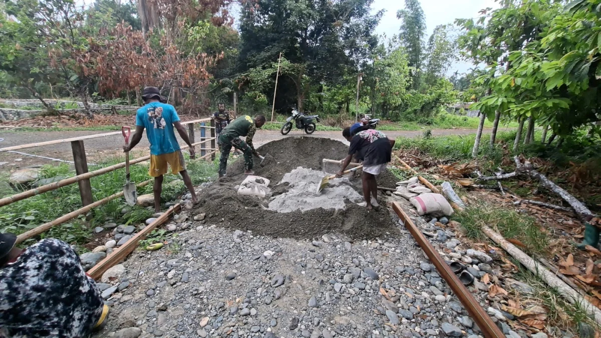 Bergotong Royong, Satgas TMMD ke-130 Kodim 1808/Mansel Bersama Masyarakat Membangun Jalan