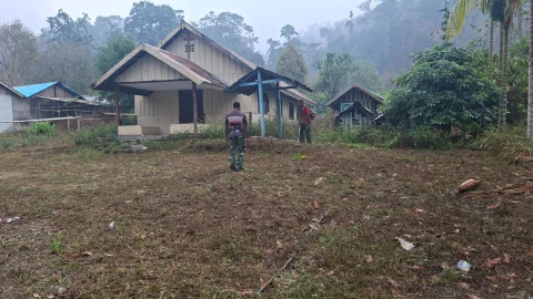 Bersihkan Gereja, Wujud Kepedulian Satgas TMMD Ke-130 Terhadap Kenyamanan Ibadah