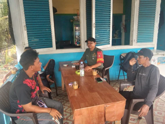 Perkuat Kedekatan TNI dan Masyarakat, Babinsa Koramil 0908-02/Muara Badak Jalin Komsos dengan Warga Binaan