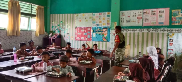 Babinsa Koramil 0908-01/Bontang Utara Pantau Penyaluran program Makan Bergizi Gratis (MBG) Di Wilayah Binaan