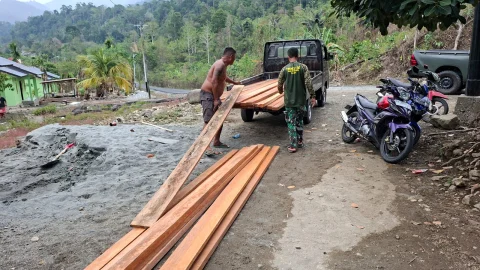 Gotong Royong Ringankan Pekerjaan, Medan Berat Bukan Penghalang Satgas TMMD 130 Dorong Material