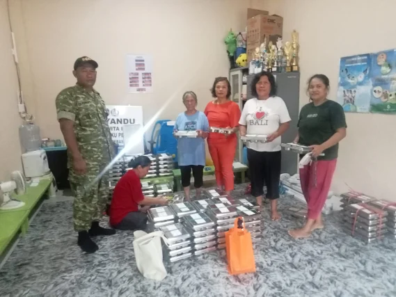 Babinsa Kelurahan Berbas Tengah Dampingi Pemberian Makan Bergizi Gratis di Posyandu Juwita 1