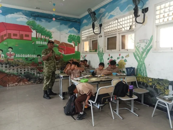 Babinsa Koramil 0908-01/Bontang Utara Pantau Penyaluran MBG di SD Negeri 06 Bontang Selatan