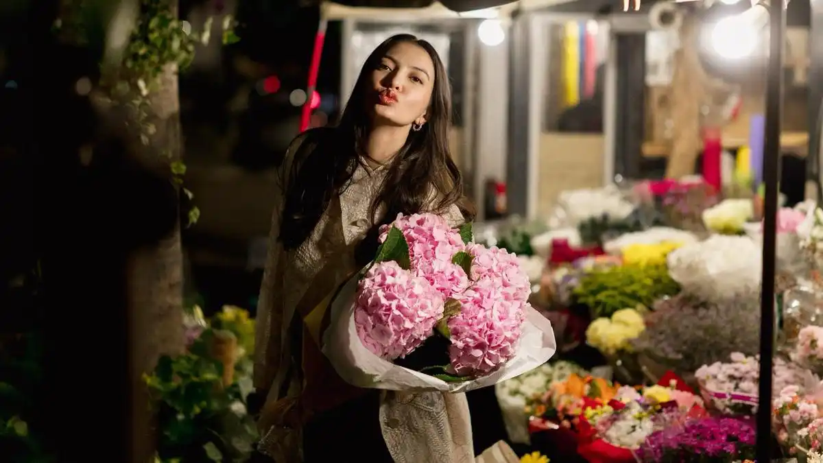 Raline Shah Bagikan Momen Hangat di Toko Bunga Milan Sambil Mengajak Menjaga Alam