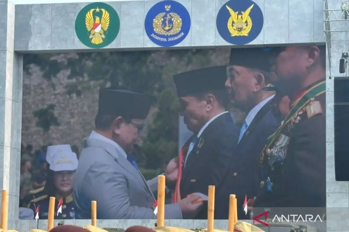 Prabowo Menganugerahkan Bintang Maha Putra kepada Tujuh Tokoh TNI