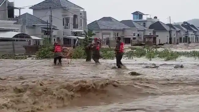 Sejauh ini, belum ada laporan resmi terkait jumlah korban karena proses evakuasi masih terus berlangsung hingga malam ini