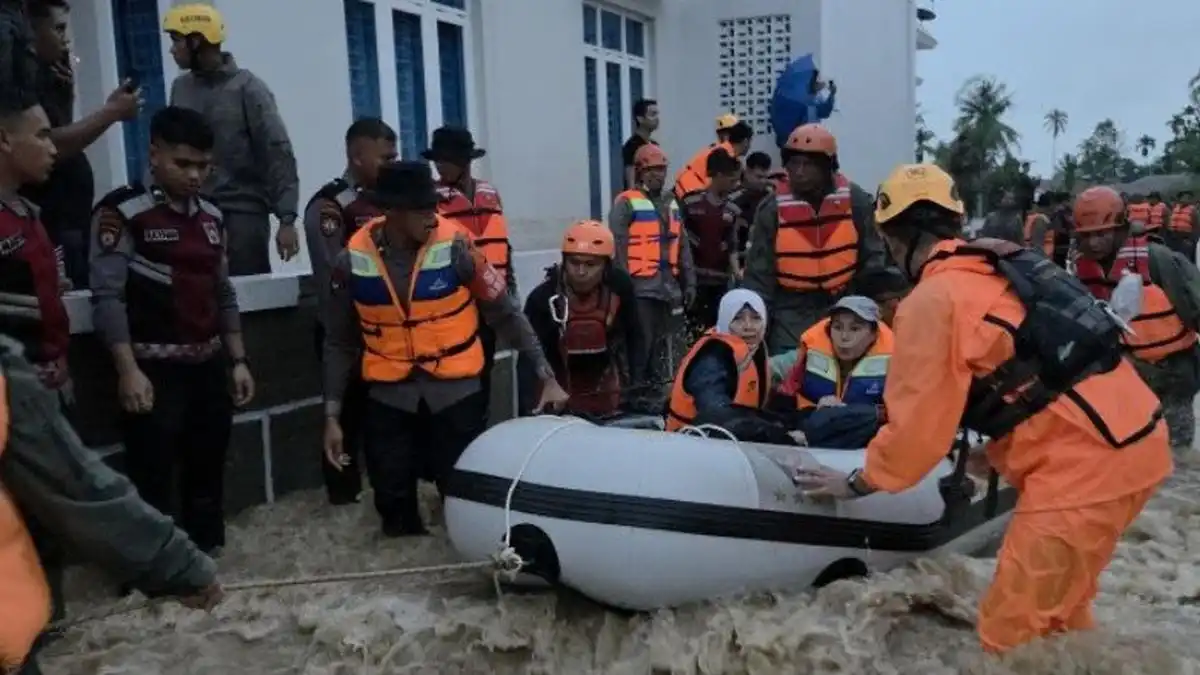 Banjir Melanda Tiga Kecamatan di Padang, Akses Petugas Terkendala