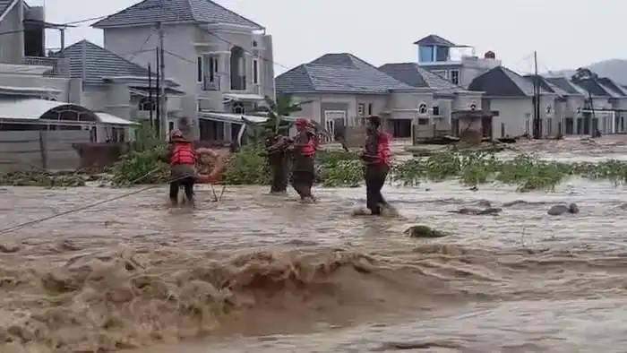 Banjir Rendam Dua Kecamatan di Padang, Evakuasi Warga Terus Dilakukan
