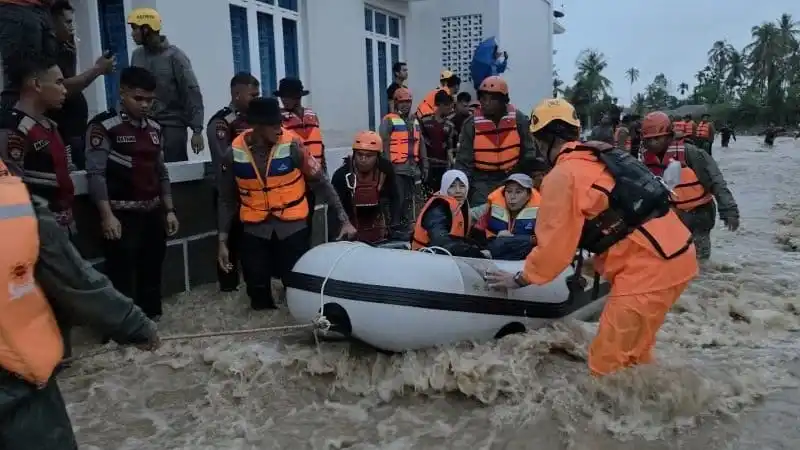 Banjir Rendam Sejumlah Kawasan di Padang, Puluhan Warga Dievakuasi