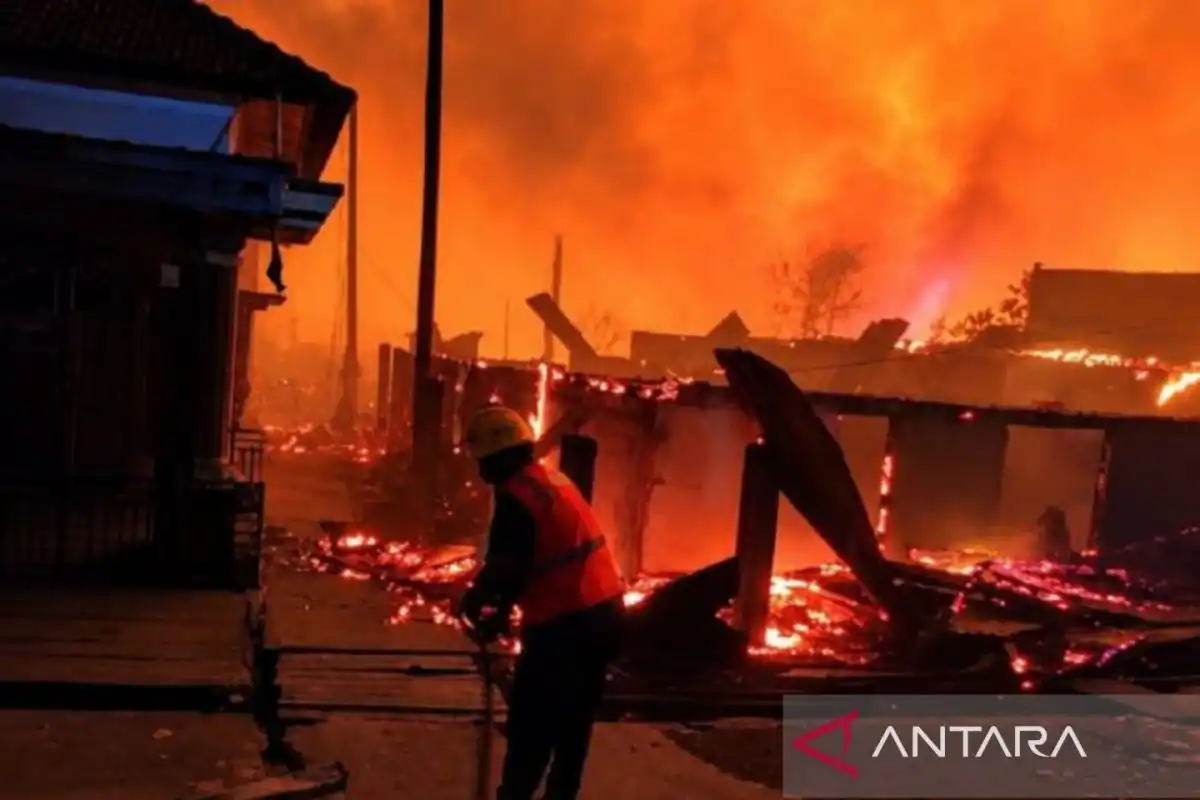 PLN Amankan Kelistrikan di Lokasi Kebakaran Permukiman Serdang