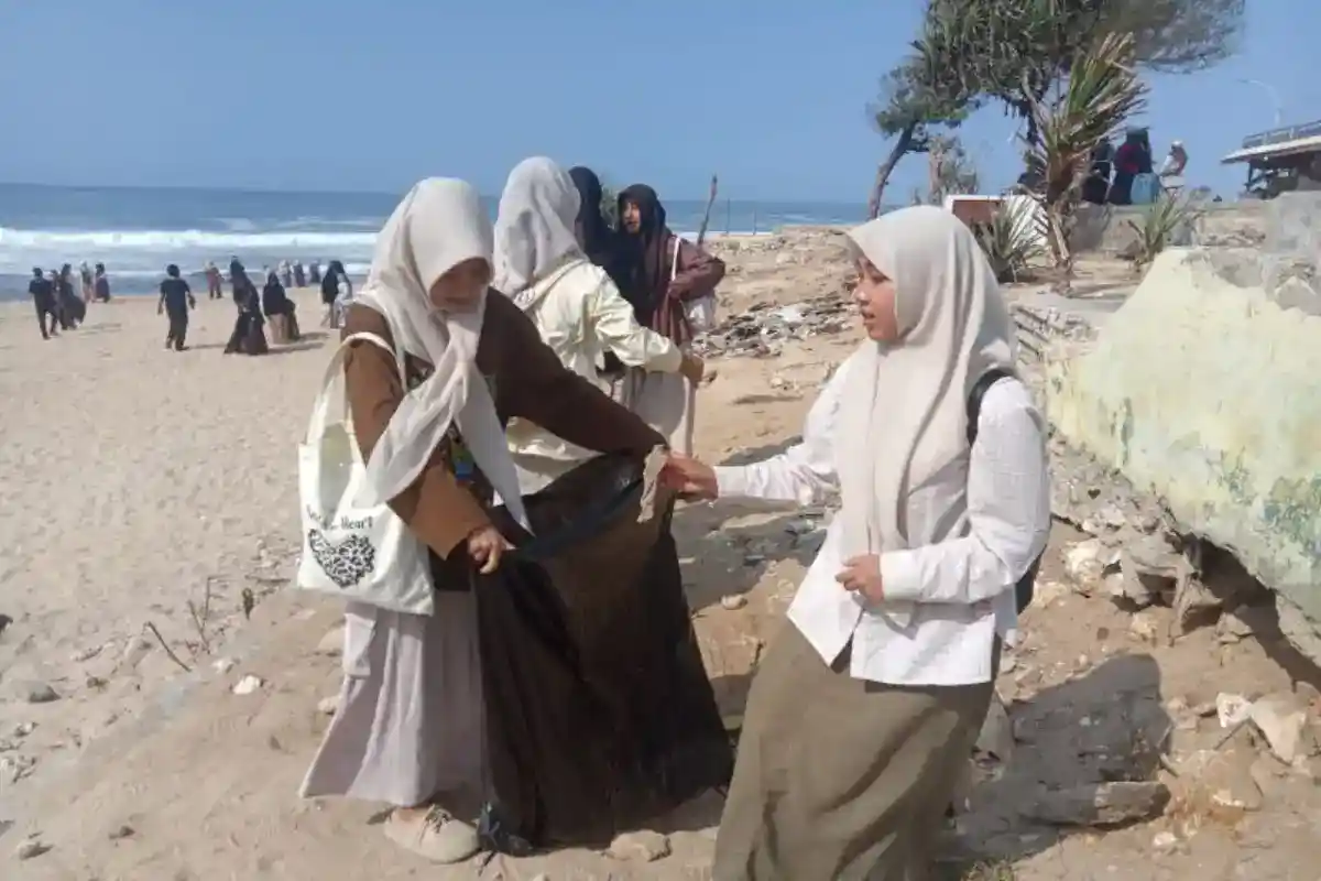 Ratusan Santri Darul Qur’an Bersihkan Pantai Sepanjang, Tanamkan Kesalehan Ekologis