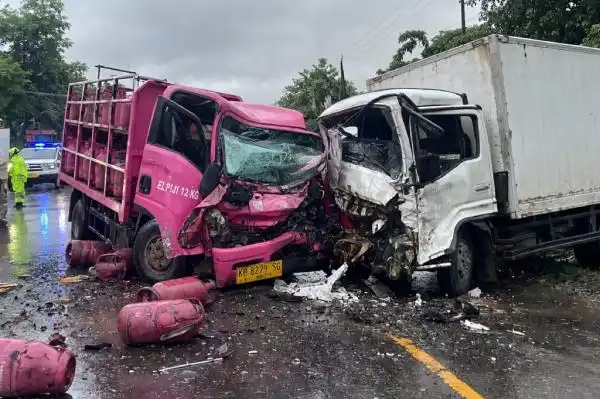 Tabrakan Dua Truk di Jalan Transkalimantan Kubu Raya, Satu Pengemudi Meninggal