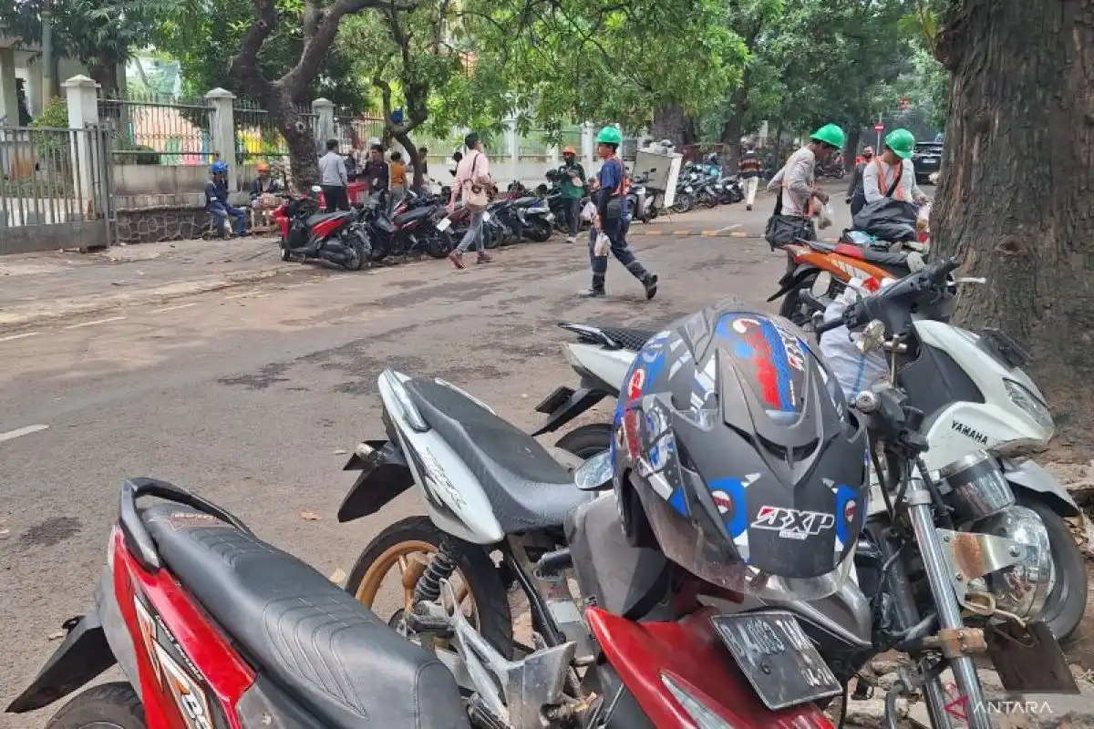Petugas Satpol PP Kebayoran Baru Terluka dalam Penertiban Parkir Liar di Bulungan