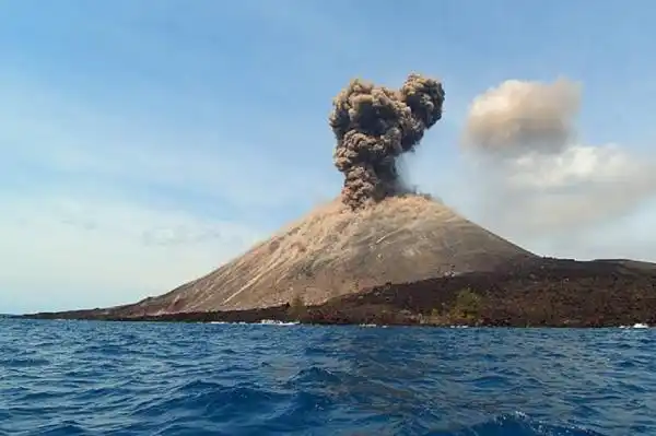Puluhan Wisatawan Terobos Zona Terlarang Gunung Anak Krakatau untuk Berswafoto