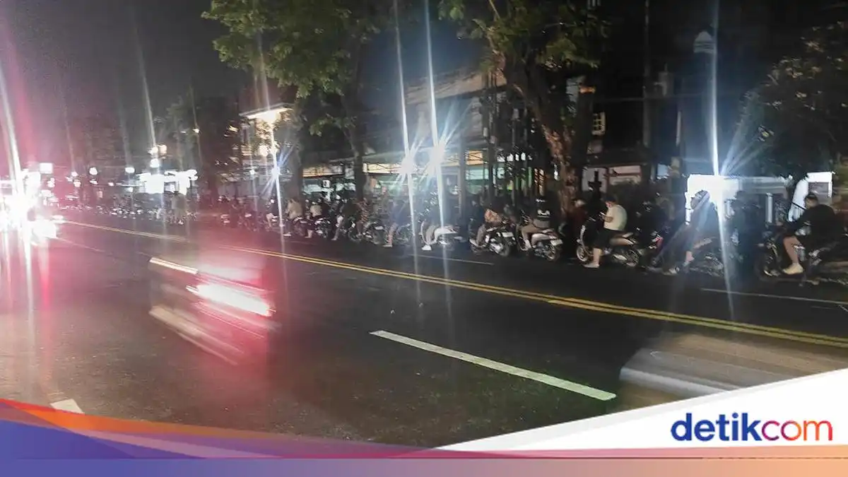Kelangkaan BBM Memicu Antrean Panjang di Sejumlah SPBU Bali