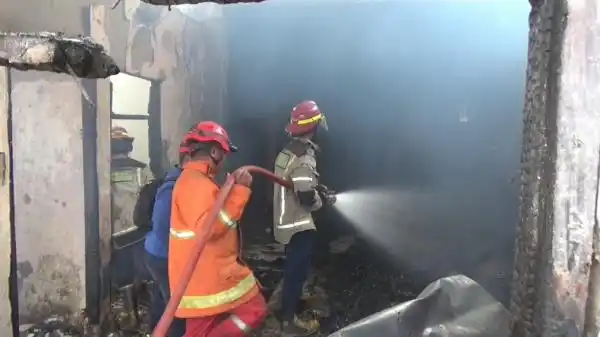 Kebakaran Gudang Peralatan Pernikahan di Purwakarta Picu Kepanikan Warga