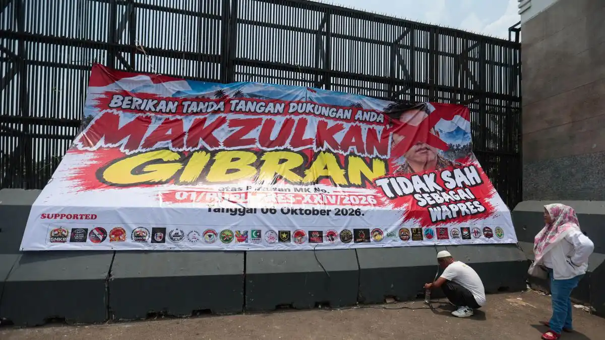 KNPRI Bentangkan Spanduk Raksasa dan Kumpulkan Dukungan Pemakzulan Gibran di Depan DPR