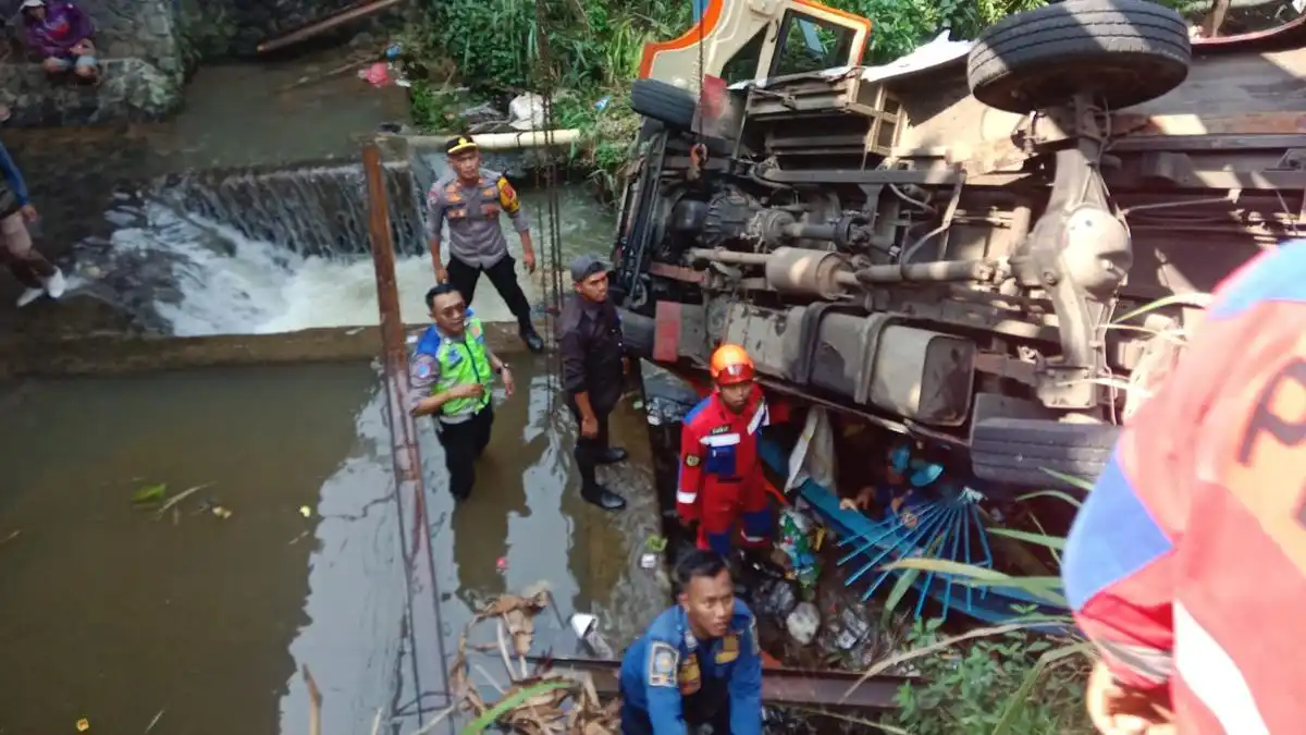 Elf Terjun ke Sungai di Ciawi Setelah Diduga Rem Blong, Pengemudi Meninggal