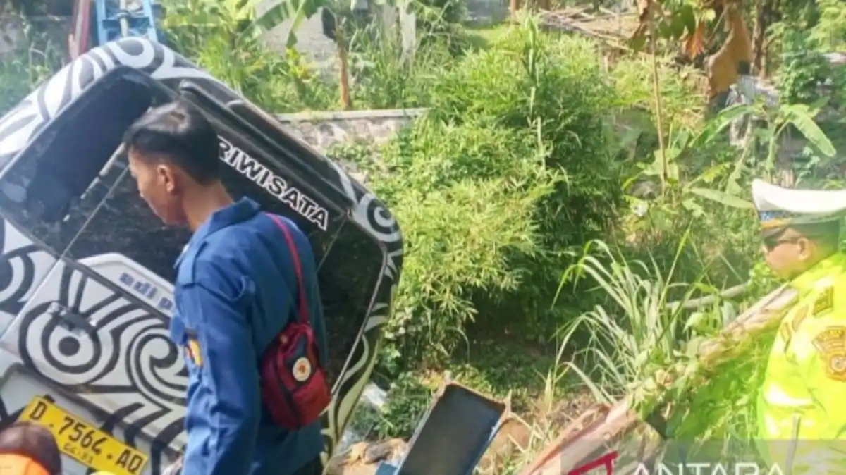 Elf Diduga Rem Blong Menabrak BR-V dan Terjun ke Sungai di Ciawi