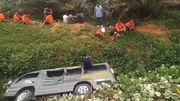 Mobil Tahanan Masuk Parit Usai Bertabrakan dengan Truk di Labura
