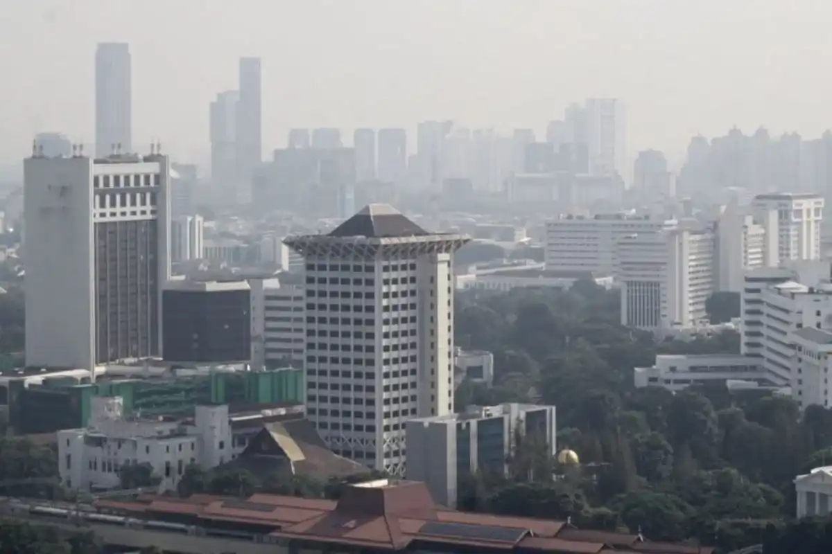 Udara Jakarta Masuk Kategori Tidak Sehat, Warga Disarankan Membatasi Aktivitas Luar Ruang