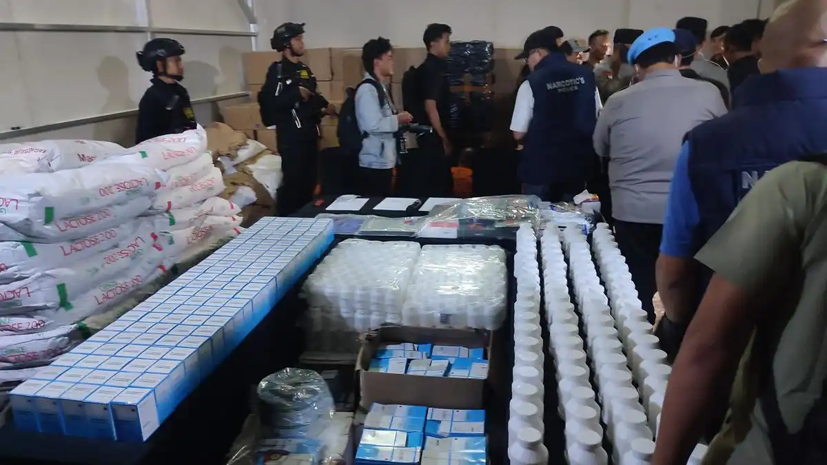 Pengungkapan Pabrik Obat Ilegal di Bandung: Lima Tersangka dan Potensi Produksi Besar