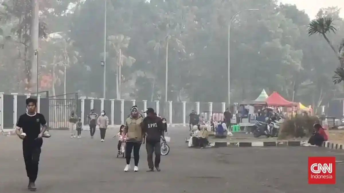 Kabut Asap Karhutla Tekan Kualitas Udara Palembang, Pemkot Salurkan 15 Ribu Masker