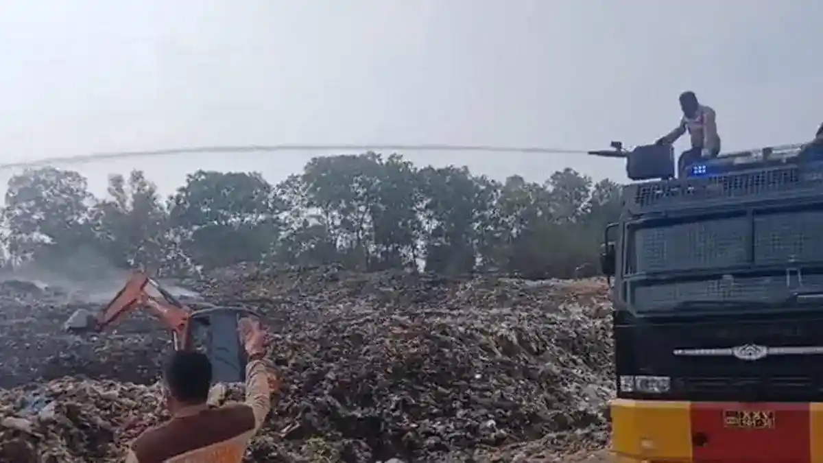 Kebakaran TPA Bandar Jaya Terkendali, Petugas Masih Mendinginkan Timbunan Sampah
