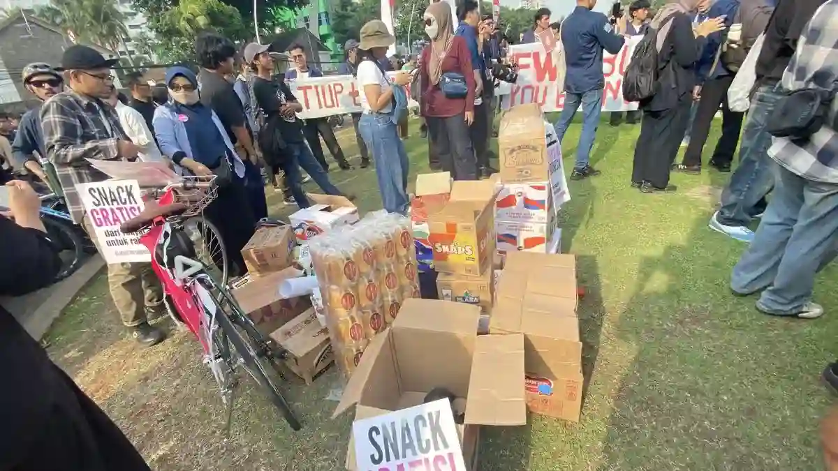 Di Tugu Tani, Warga Sediakan Konsumsi Gratis bagi Peserta Aksi