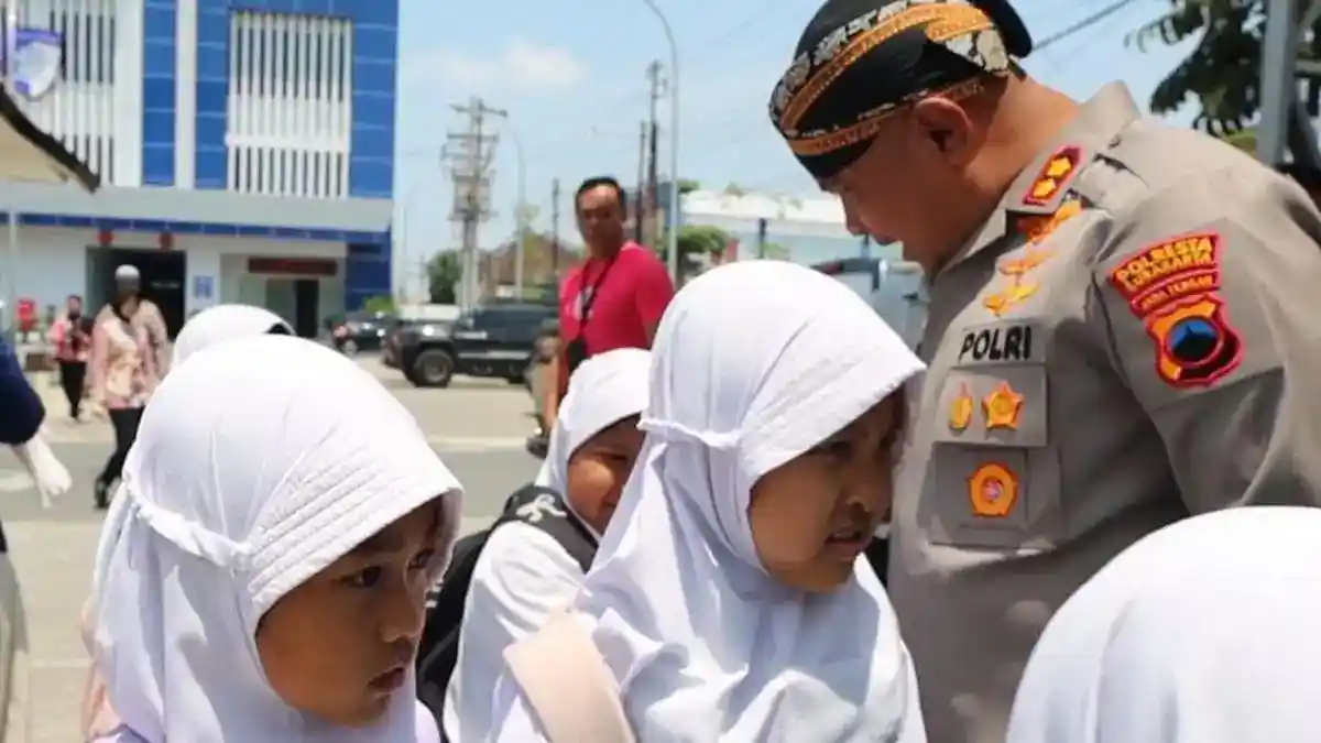 Di Tengah Canda, Kapolresta Surakarta Sampaikan Pesan untuk Anak-anak