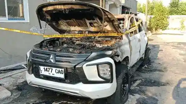 Kebakaran Pajero di Semolowaru, Surabaya, Nyaris Menjalar ke Rumah Warga