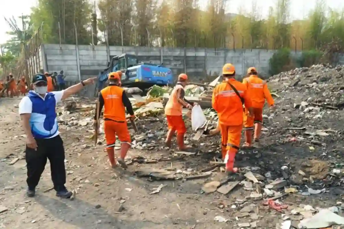 Ratusan Petugas Tata Kembali Area Bekas Lapak Narkoba di Kampung Ambon