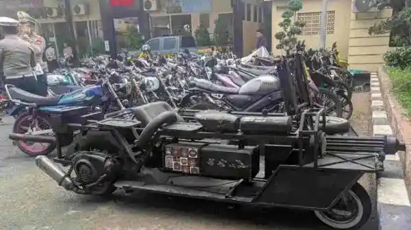 Vespa Berbentuk Tank di Lamongan Ditilang karena Langgar Aturan