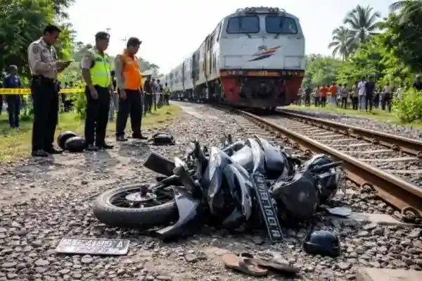 Pemotor Luka Berat Usai Tertabrak KRL di Pelintasan Pasar Minggu