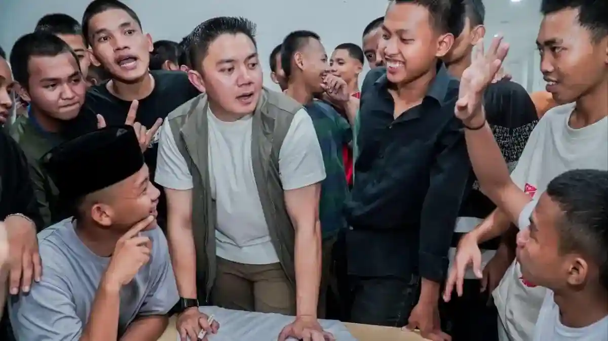 Malam Spontan di Asrama Bekasi: Teddy Indra Wijaya Berbaur dengan Siswa Sekolah Rakyat
