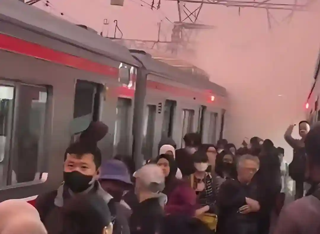 Asap Muncul di Atap KRL Stasiun Jakarta Kota, Penumpang Turun dari Kereta