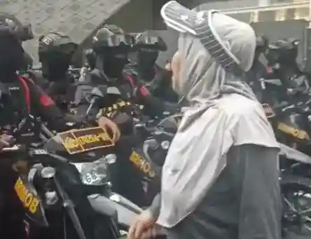 Hujan Deras dan Gas Air Mata Warnai Pembubaran Massa di Bundaran HI